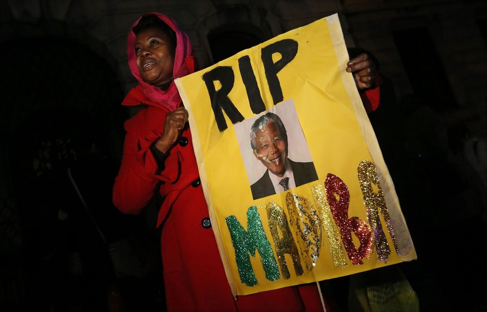 Una mujer con un cartel de Mandela en Trafalgar Square, Londres.