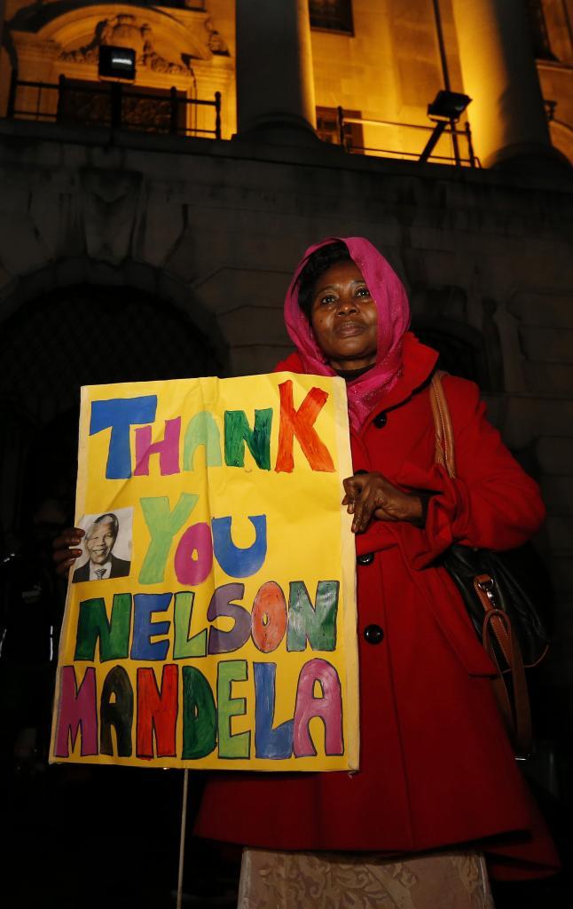 Una mujer sostiene un cartel en apoyo a Mandela en Londres.