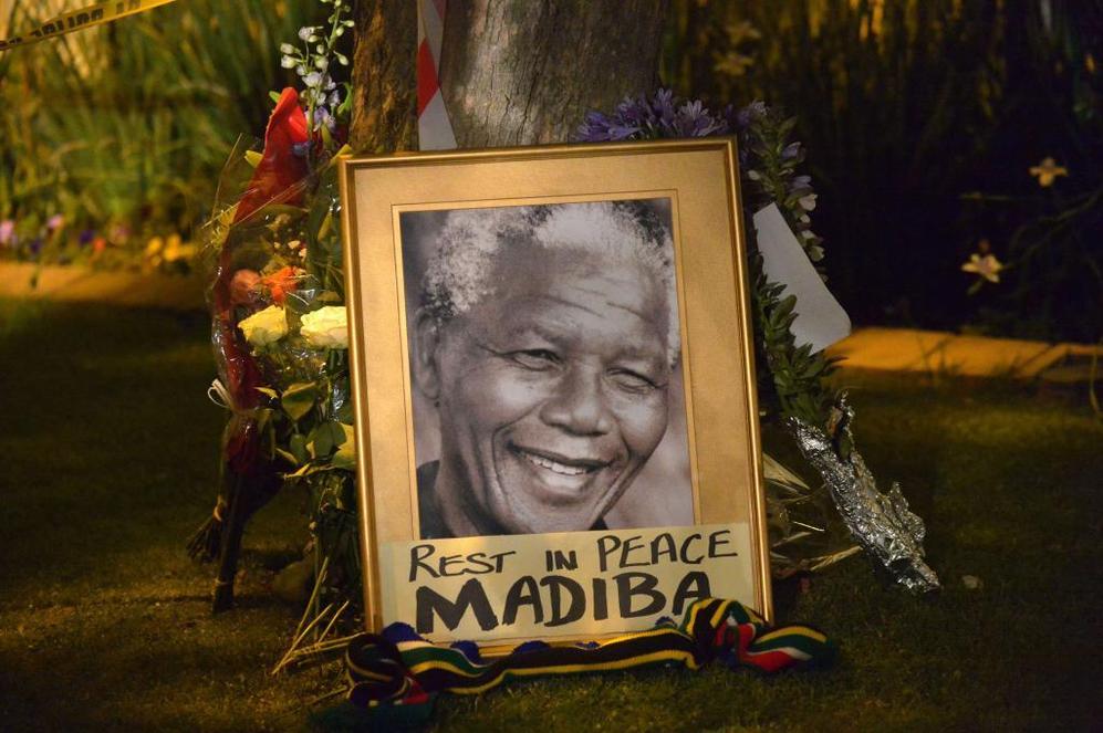 Imagen de Mandela colocada en la base de un rbol a la entrada de la...
