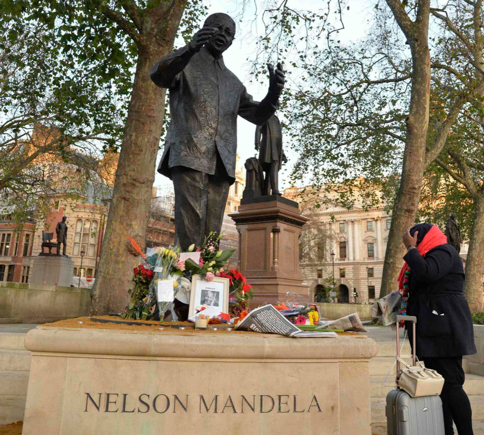 Tristeza y lgrimas a los pies de una estatua de Mandela.