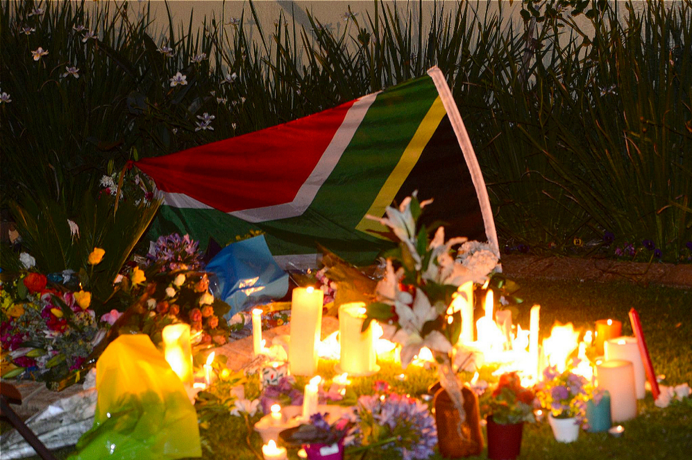Un altar a la entrada de la casa de Nelson Mandela.