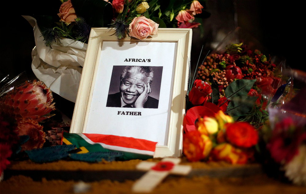 Flores y recuerdos en memoria de Mandela ante el Parlamento...