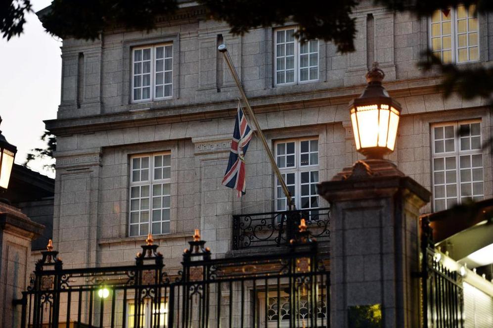 Bandera britnica a media asta en la embajada britnica de Japn.