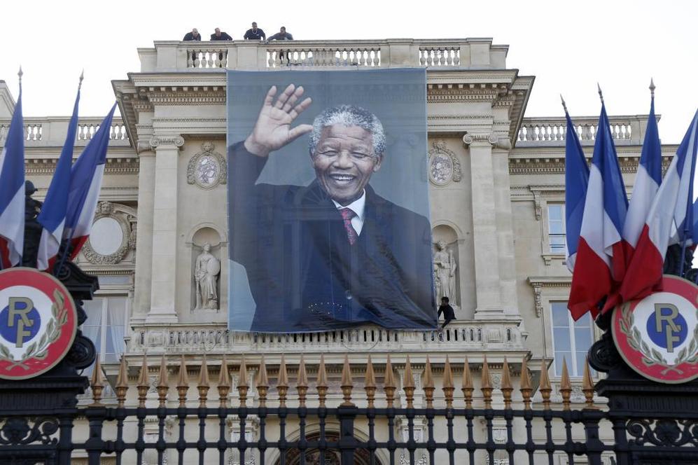 Una foto gigante de Mandela cubre la fachada del Ministerio de Asuntos...