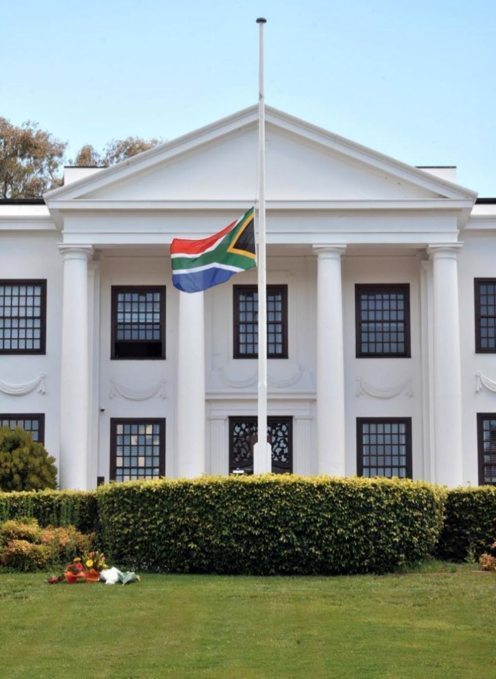 Una bandera nacional ondea a media asta en la embajada sudafricana en...