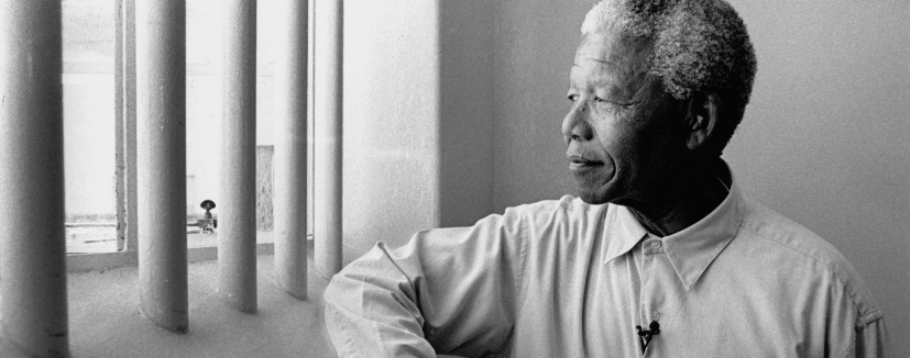 Nelson Mandela revisit su celda en Robben Island en 1994.