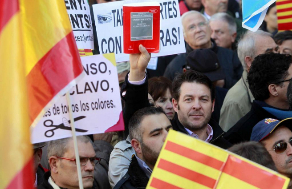 Miles de ciudadanos se manifiestan en Barcelona.
