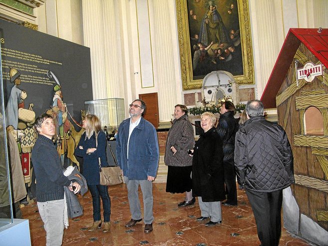 Visitantes en el Museu del Nadal, ubicado en la iglesia de la Mare de...