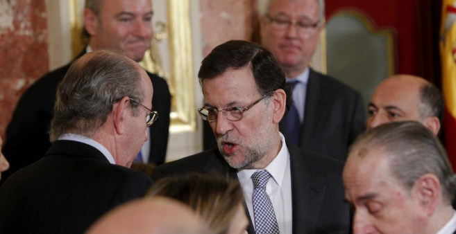 Mariano Rajoy, en un corrillo, en el Congreso.