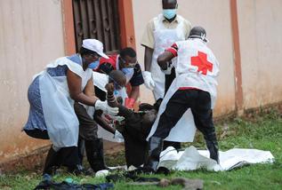 Efectrvos de la Cruz Roja asisten a una vctima.