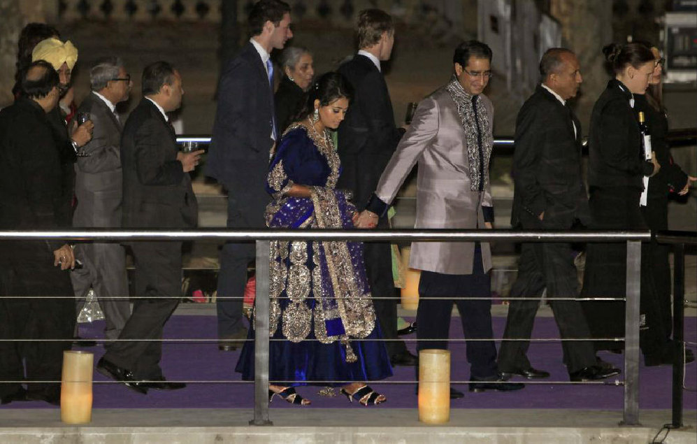 Shristi Mittal y su novio Gulraj Behl, en el centro de la imagen,...