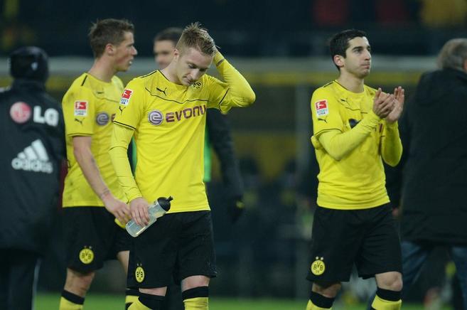 Los jugadores del Dortmund tras la derrota frente al Leverkusen.
