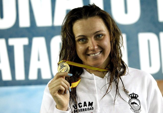 Melani Costa muestra su medalla de oro en 100 libre en Castelln.