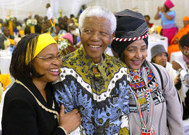 Mandela, con Graa Machel (izda.) y su ex esposa Winnie, al cumplir...