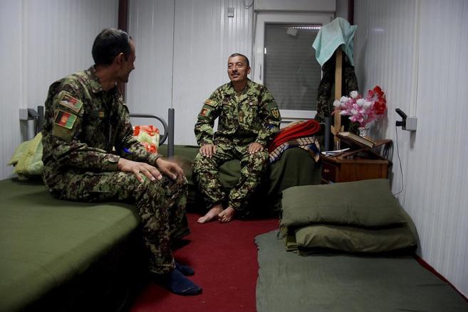 Dos oficiales del ejrcito afgano, en las nuevas habitaciones de la...