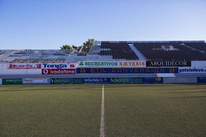 Montaje de las gradas supletorias en el estadio de La Murta de...
