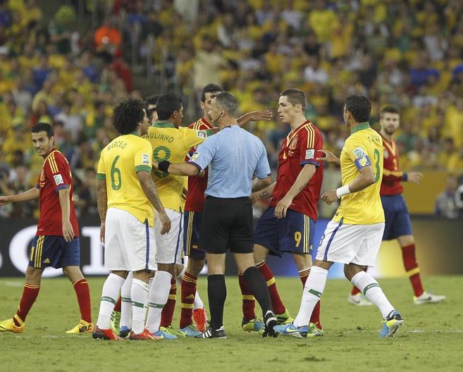 Torres discute con Paulinho durante la pasada final de la Copa...