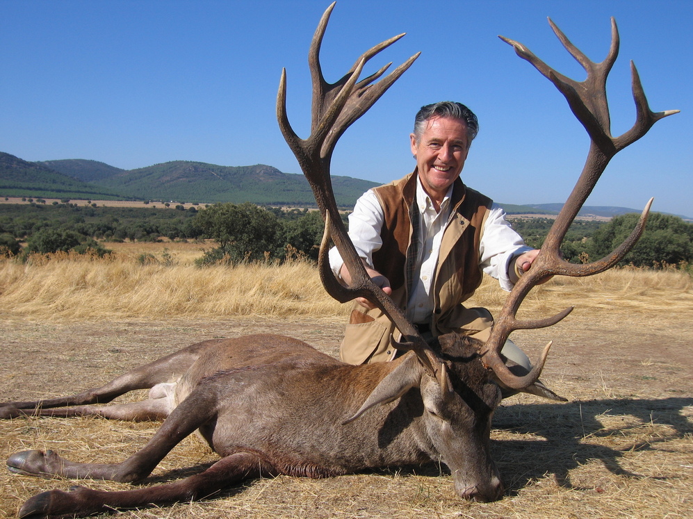 El ex presidente de Caja Madrid sujeta los cuernos de un ciervo.
