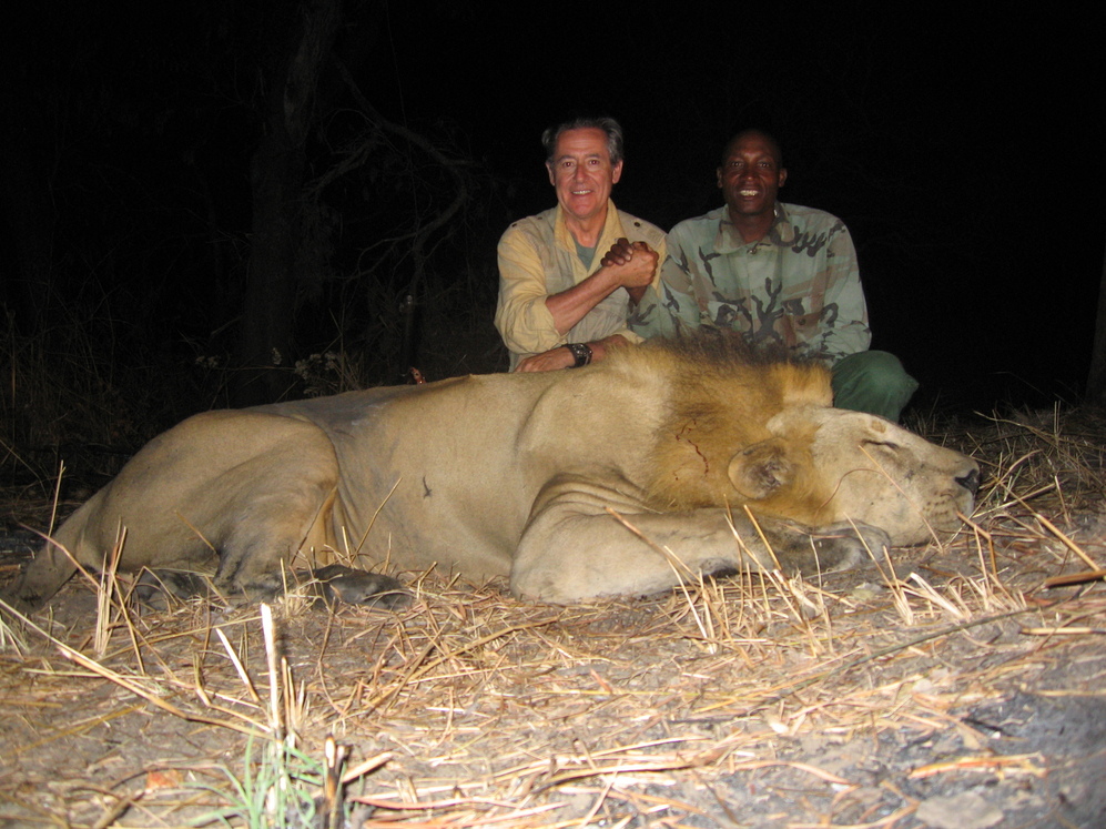 Uno de sus mejores trofeos fue este len cazado en Tanzania en 2006.