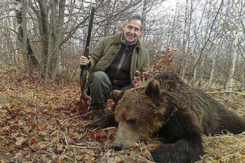 El ex presidente de Caja Madrid con otro de sus trofeos de caza: un...
