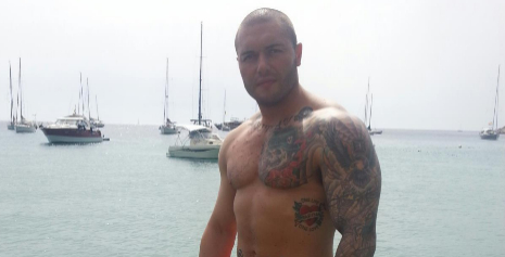 Antonio «El Nio», de 29 aos, no oculta su ideologa tatuada en...