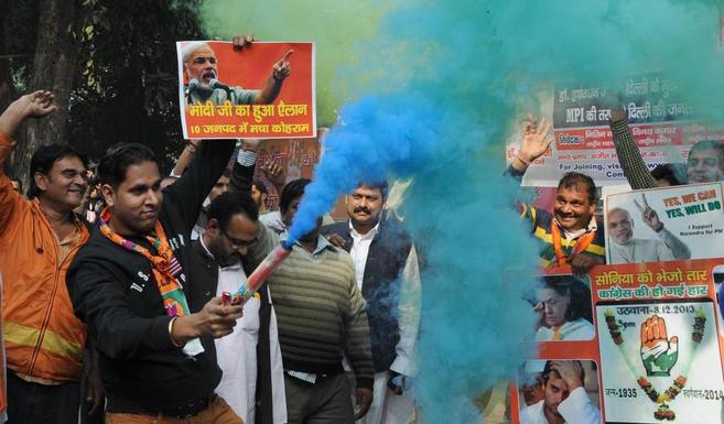 Seguidores del partido BJP celebran los resultados con pancartas de su...