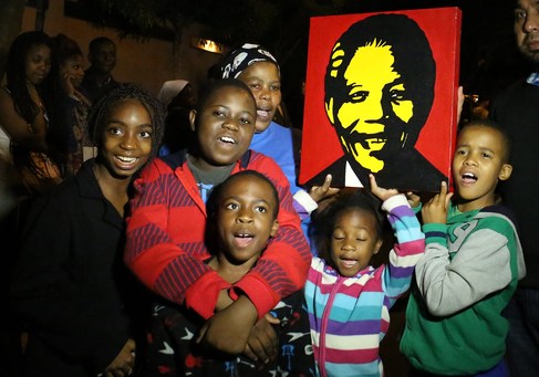 Un grupo de nios rinde tributo a Mandela en Johannesburgo.
