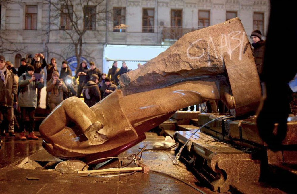 Habitantes de Kiev fotografan la estatua decapitada del fundador de la Unin Sovitica.