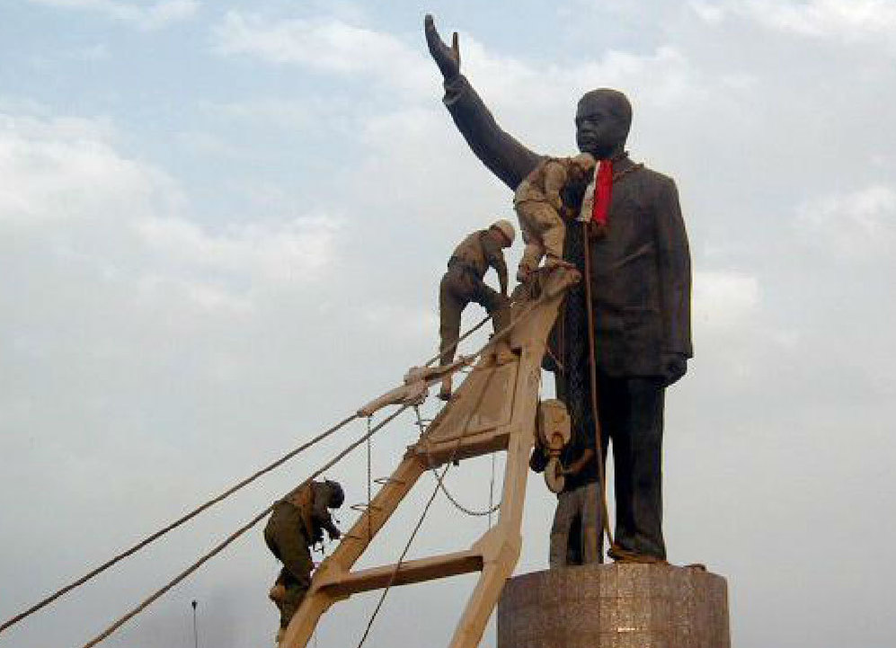Un marine amarra un cable a la gran estatua de Sadam en la plaza Fridos, en el centro de Bagdad. antes de ser derribada.
