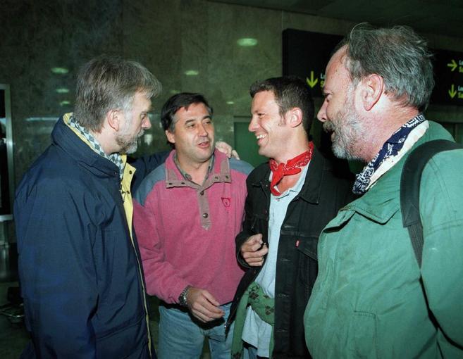 Espinosa junto a Fernando Mgica (izq), Gervasio Snchez y Ramn...