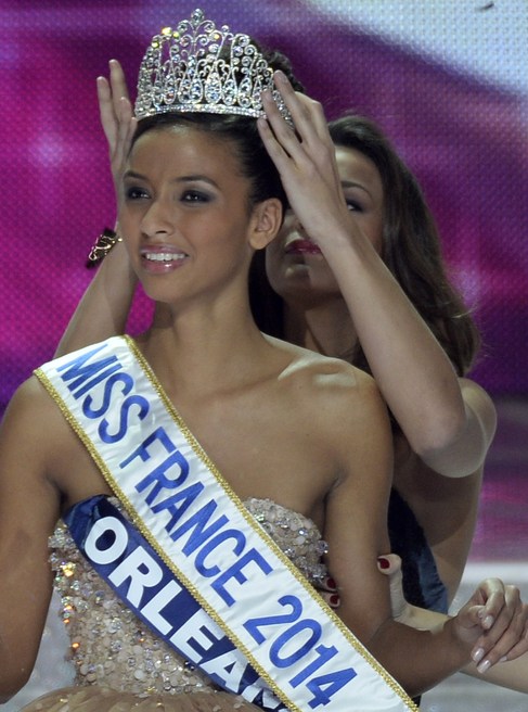 Flora Coquerel, al ser coronada Miss Francia.