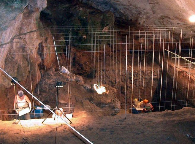 Investigadores trabajan en el interior de la Cueva de Nerja.