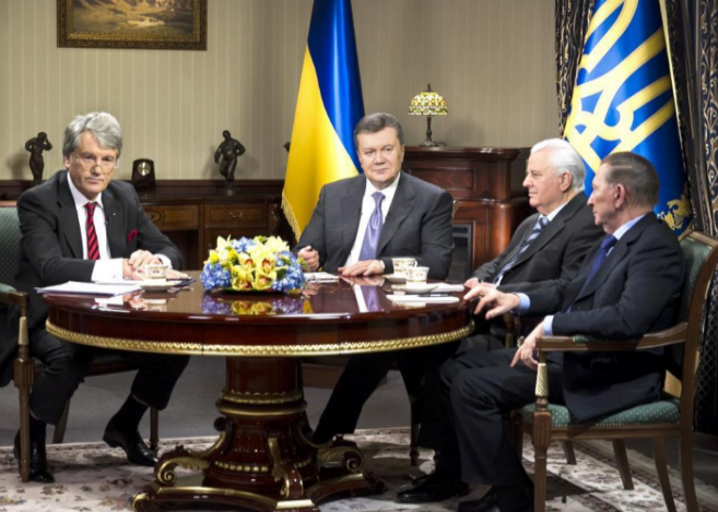 El presidente ucraniano, Victor Yanukovich (centro), con sus tres...