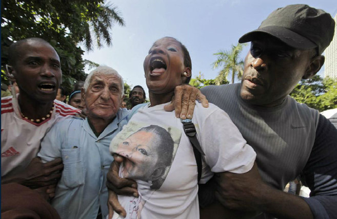 Personal de seguridad del gobierno cubano detiene a una Dama de Blanco...