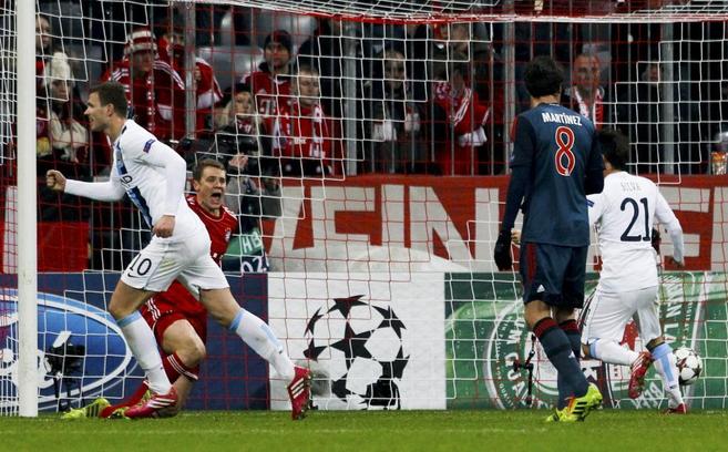 Dzeko (izda.) y Silva celebran el primer gol del City en Mnich.