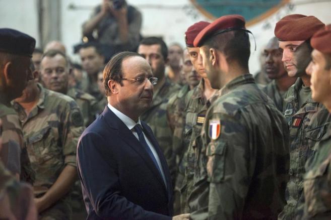 Hollande saluda a los soldados franceses desplazados a República...