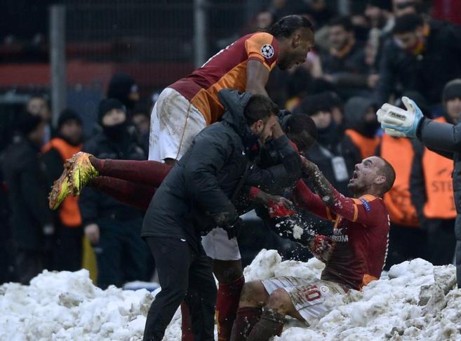 Wesley Sneijder celebr el gol salvador para su equipo en una cuneta...
