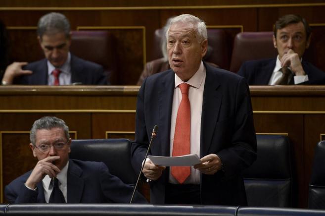 Jos Manuel Garca-Margallo interviene en el Congreso, sentado a su...