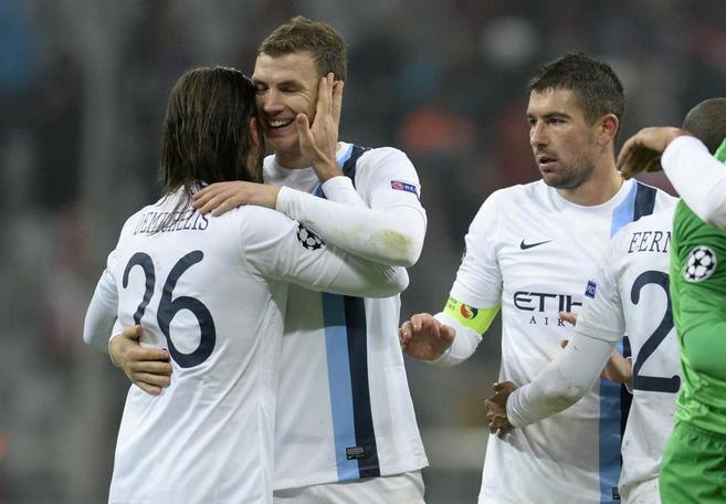 Los jugadores del Manchester City celebran la victoria conseguida en...