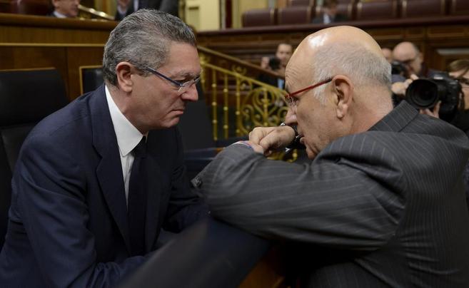 Duran Lleida habla en el Congreso con el ministro de Justicia, Alberto...
