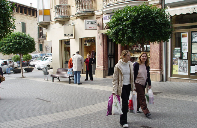 Imagen de una de las calles peatonales de la capital de Es Raiguer.