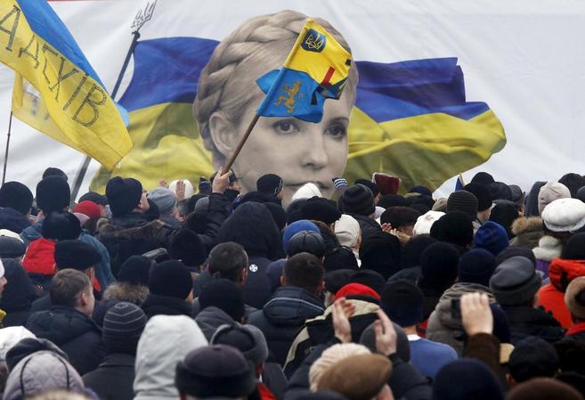 Manifestantes proeuropeos enarbolan retratos de Yulia Timoshenko en el...