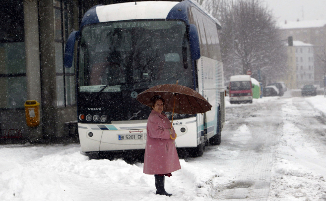 Una mujer en la estacin de autobuses de Vitoria.