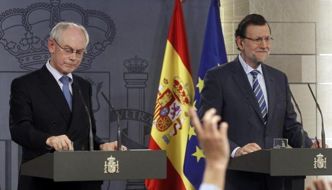 Mariano Rajoy (d), y  Herman van Rompuy, durante la rueda de prensa en...