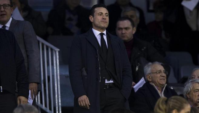 El presidente del Valencia CF, Amadeo Salvo, en el palco de Mestalla...