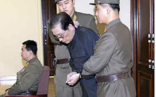 Jang Song Thaek con las manos atadas en el juzgado.