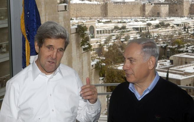 John Kerry (izda.) y Benjamin Netanyahu, ante la nevada Ciudad Santa.