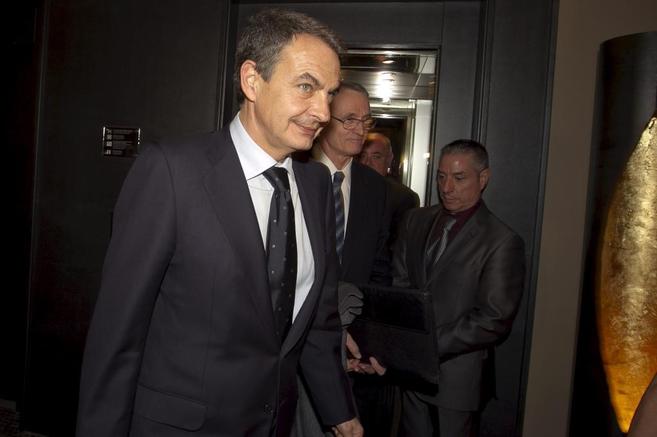 Jos Luis Rodrguez Zapatero camina, detrs de l, tres hombres.