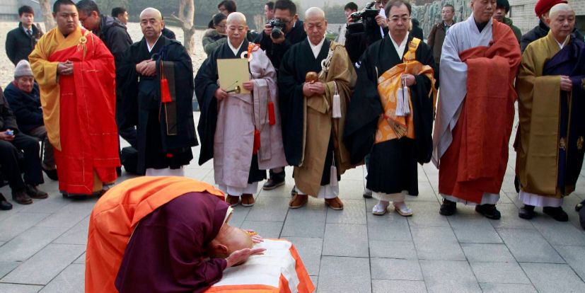 Monjes budistas japoneses rezan durante una ceremonia ritual que marca...