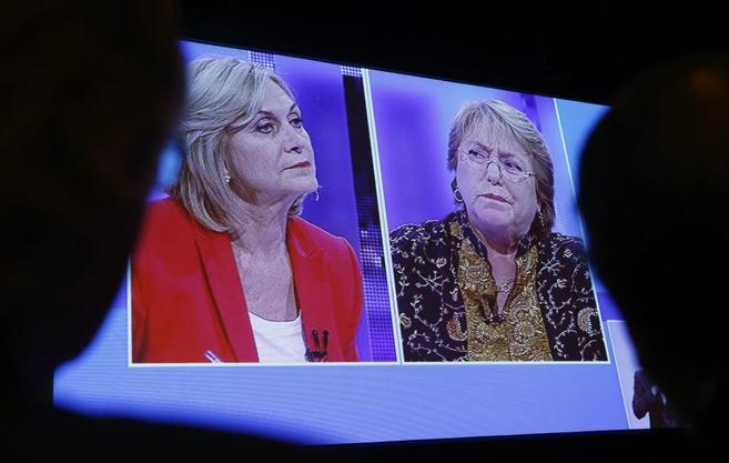 Matthei y Bachelet, frente a frente durante su debate televisado.